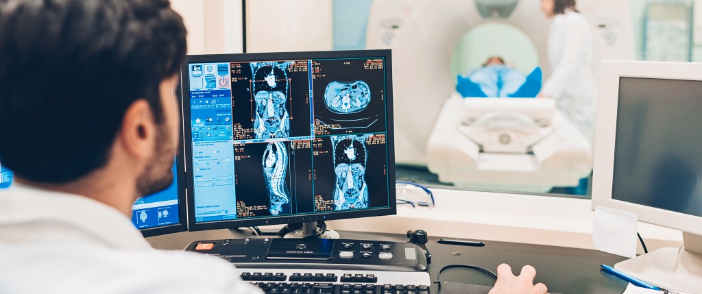 Radiologe analysiert medizinische Aufnahmen — AviRadiology AI-Assistent